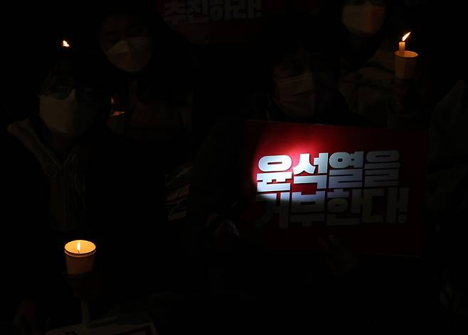‘김건희 채상병 특검 추진, 국정농단 규명! 윤석열을 거부한다 2차 시민행진’ 집회에서 참석자들이 촛불과 손팻말을 들고 있다. 김태형 기자