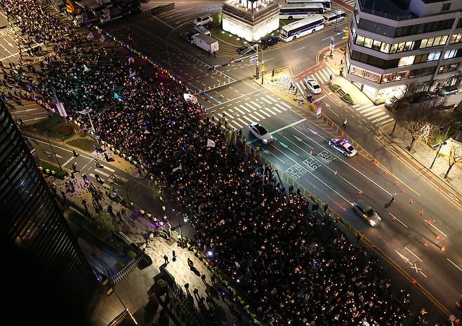 ‘김건희 채상병 특검 추진, 국정농단 규명! 윤석열을 거부한다 2차 시민행진’ 참석자들이 서울 명동역을 향해 행진하며 구호를 외치고 있다. 김태형 기자