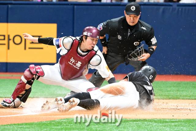 2024년 7월 17일 오후 서울 고척스카이돔에서 진행된 ‘2024 신한 SOL Bank KBO리그’ KT-키움의 경기. 키움 김재현 포수가 2회초 무사 3루 강현우의 내야 땅볼때 홈으로 쇄도하는 배정대를 태그아웃 시키고 있다./마이데일리