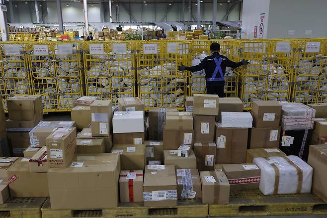 인천 인천공항본부세관 수출입통관청사에서 세관 관계자가 알리 익스프레스 장기 재고 화물을 정리하고 있다. [뉴시스]