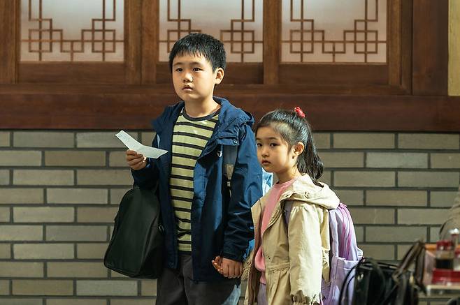 [서울=뉴시스] 영화 '대가족' 한 장면 (사진=롯데엔터테인먼트 제공) 2024.11.22 photo@newsis.com *재판매 및 DB 금지