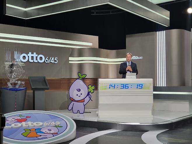 [세종=뉴시스] 임초순 동행복권 상무가 23일 오후 서울 상암 MBC에서 '2024 로터리데이' 행사에 앞서 기자간담회를 진행하고 있다. (사진=임소현 기자) *재판매 및 DB 금지