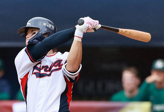 김도영이 18일 대만 타이베이 톈무구장에서 열린 호주와의 세계야구소프트볼연맹(WBSC) 프리미어12 조별리그 B조 최종전에서 6회말 투런홈런을 치고 있다.    타이베이 | 연합뉴스