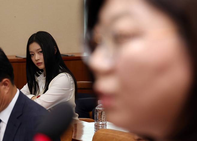 뉴진스 하니가 10일 15일 서울 여의도 국회에서 열린 환경노동위원회 국정감사에서 김주영 어도어 대표의 발언을 듣고 있다. 국회사진기자단