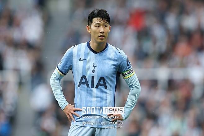 ▲ 당분간 손흥민 이적은 이뤄지지 않을 것이란 이야기가 나왔다. 독일 매체 '스카이 스포츠'에서 활동 중인 플로리안 플레텐베르크 기자는 23일(한국시간) 자신의 SNS(사회관계망서비스)를 통해 "손흥민은 다음 시즌에도 토트넘에서 뛸 거다. 토트넘은 이를 100% 확신한다"고 알렸다. 최근 계속해서 불거지고 있는 손흥민 이적설을 정면으로 반박한 것이다. 손흥민은 사우디아라비아, PSG(파리 생제르맹), 튀르키예 갈라타사라이 등 다양한 팀들의 관심을 받았다. 토트넘은 손흥민에게 1년 연장 팀 옵션을 발동할 전망이다. 당장 이적은 없더라도 내년 여름 토트넘은 또 다시 손흥민 재계약을 놓고 결정해야 한다.