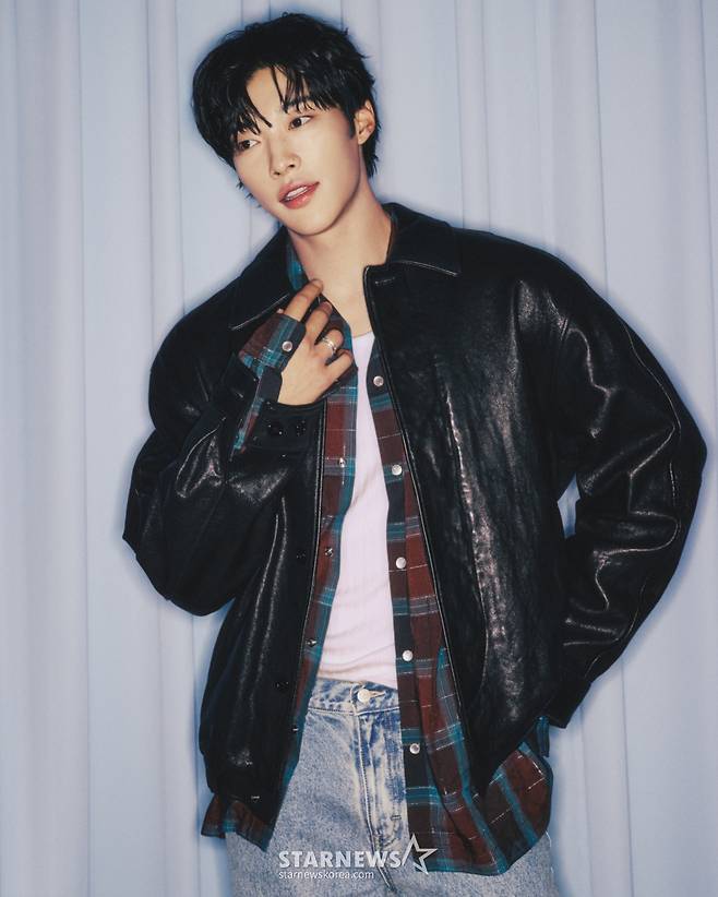 배우 우도환이 13일 오전 서울 종로구 삼청로의 한 카페에서 진행된 넷플릭스 시리즈 'Mr.플랑크톤' 관련 인터뷰를 위해 포즈를 취하고 있다.  우도환은 극 중 세상을 부유하는 플랑크톤처럼 세상을 살다가 인생을 뒤흔드는 충격적 소식을 접하고 방랑을 떠나는 '해조' 역을 맡았다. / 사진제공=넷플릭스 /사진=김창현 chmt@