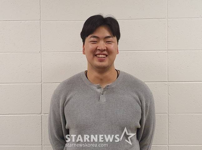 NC 송명기가 인터뷰 후 포즈를 취하고 있다. /사진=양정웅 기자