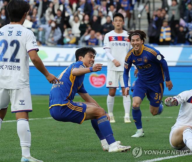 박주영 '골이다' (울산=연합뉴스) 김용태 기자 = 23일 울산 문수축구경기장에서 열린 프로축구 하나은행 K리그1 2024 울산 HD와 수원FC의 경기에서 울산 박주영이 팀의 네 번째 골을 넣고 환호하고 있다. 2024.11.23 yongtae@yna.co.kr