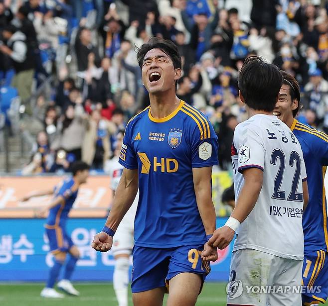 골 넣고 포효하는 박주영 (울산=연합뉴스) 김용태 기자 = 23일 울산 문수축구경기장에서 열린 프로축구 하나은행 K리그1 2024 울산 HD와 수원FC의 경기에서 울산 박주영이 팀의 네 번째 골을 넣고 환호하고 있다. 2024.11.23 yongtae@yna.co.kr