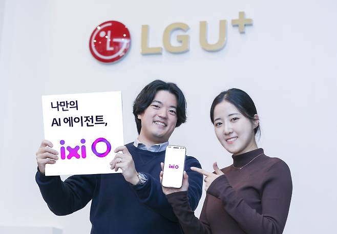 'LG유플러스의 AI 통화 에이전트 서비스인 ‘익시오(ixi-O)’가 출시 열흘 만에 다운로드 10만건을 돌파했다. 사진은 LG유플러스 직원들이 익시오 다운로드 10만건 돌파를 소개하는 모습.'