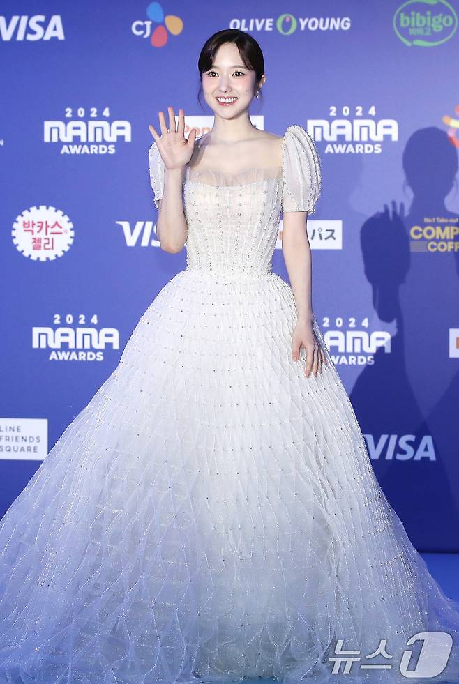 아나운서 출신 방송인 이혜성이 22일 일본 오사카 쿄세라 돔에서 열린 '2024 마마 어워즈'(MAMA AWARDS) 레드카펫 행사에 참석해 손을 흔들고 있다. ⓒ News1 권현진 기자