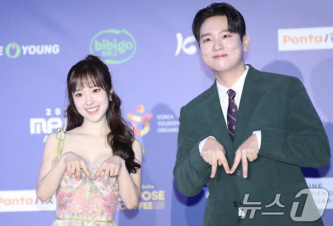 사전 MC 이혜성과 한해(오른쪽)가 23일 일본 오사카 쿄세라 돔에서 열린 '2024 마마 어워즈'(MAMA AWARDS) 레드카펫 행사에 참석해 포즈를 취하고 있다. ⓒ News1 권현진 기자