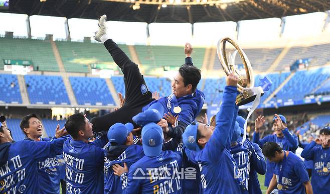 울산HD 선수들이 23일 울산 문수축구경기장에서 열린 K리그1 우승 시상식 후 박주영을 헹가래하고 있다. 울산 | 최승섭기자 thunder@sportsseoul.com