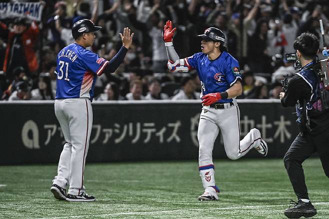 스리런 홈런을 친 천제셴. 사진=WBSC