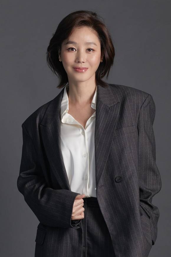 배우 김성령이 <더팩트>와 만나 JTBC 드라마 '정숙한 세일즈' 종영 기념 인터뷰를 진행했다. /FN엔터테인먼트