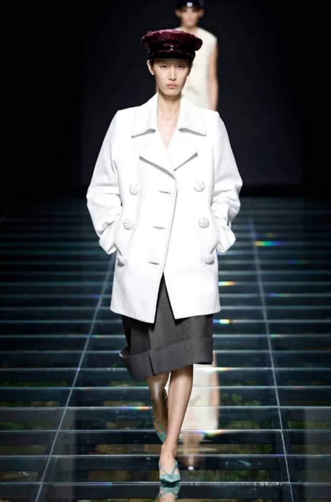 각 패션 하우스들의 디자인 디테일이 돋보이는 다양한 피 코트를 만날 수 있다. 프라다.