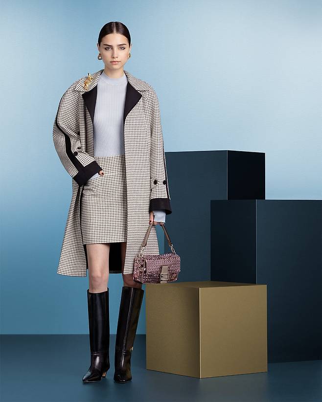 블랙과 화이트 체크 모티프의 카 코트 스타일의 코트. 펜디.