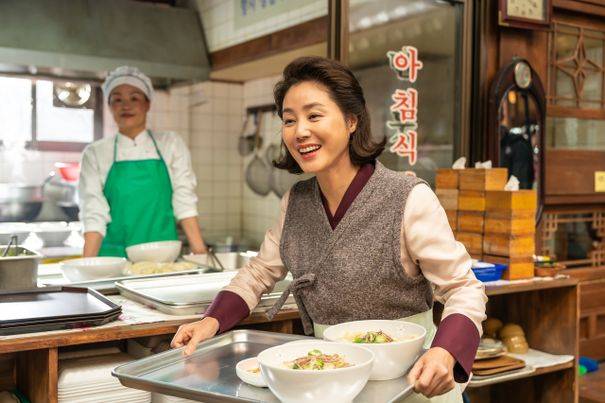 자연스럽게 나이 들어 더 예쁜 얼굴, 그와 상반되는 박력과 넉살 연기를 보여준 방정화 역의 배우 김성령. 평만옥 직원 역의 조·단역 배우들도 식구 느낌 발산하며 모두 찰떡 연기 ⓒ