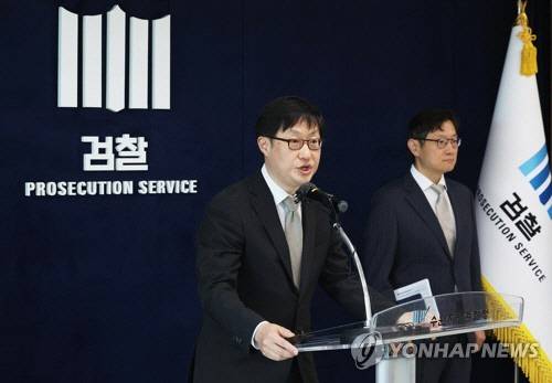 지난해 5월 10일 경기도 수원시 영통구 수원지방검찰청에서 박광현 수원지검 인권보호관이 '노동단체 침투 지하조직' 국가보안법 위반 사건 중간수사 결과 브리핑을 하고 있다. [연합뉴스 자료사진]