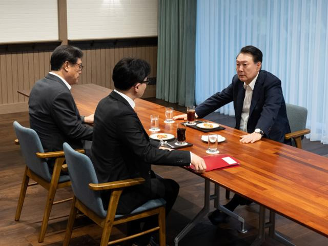 윤석열 대통령이 21일 서울 용산 대통령실 파인그라스에서 한동훈 국민의힘 대표와 면담을 하고 있다. 대통령실 제공