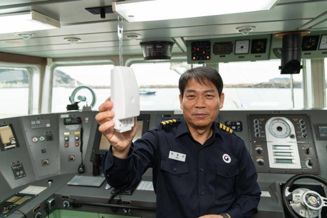 국내 유일 기상청 해양기상관측선인 '기상 1호'의 류동균 선장이 지난 20일 헬륨가스를 넣은 풍선에 매다는 센서(존데)를 들어 보이고 있다. 풍선은 상공 20㎞까지 올라가면서 대기 층층마다 5개 기상자료(기온 습도 기압 풍향 풍속)를 관측한다. 기상청 제공