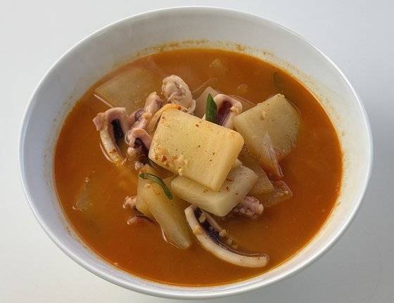 무의 달큰함과 오징어의 감칠맛이 잘 어울리는 오징어 뭇국. 사진 이정웅