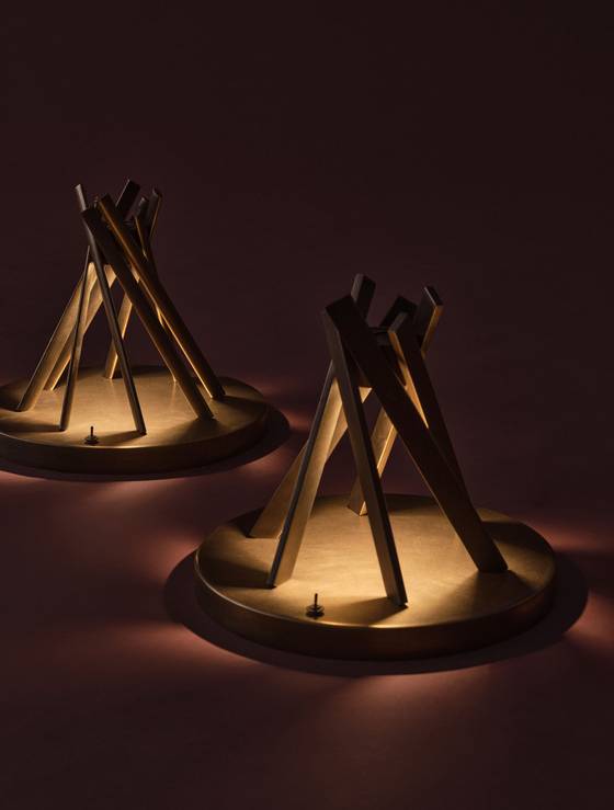 국가유산진흥원과 넥슨재단이 함께 진행한 ‘시간의 마법사: 다른 세계를 향해’ 특별 전시 중 김석영 작가가 게임 '마비노기'의 중요한 상징인 모닥불을 조명으로 재해석한 작품. [사진 국가유산진흥원]