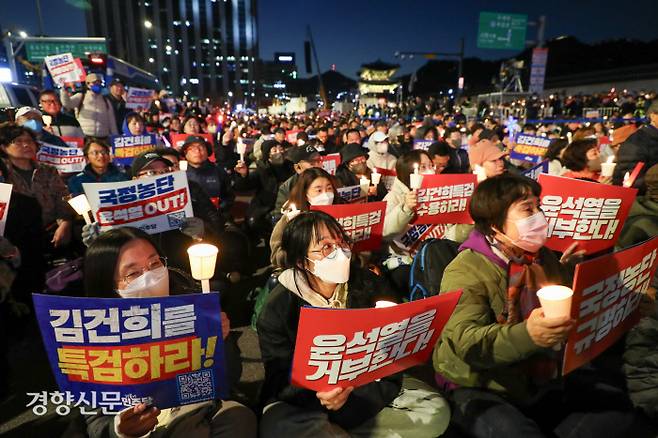 촛불 든 시민들 “탄핵 이뤄질 때까지 매주 나올 것” 지난 23일 서울 광화문광장에서 전국비상행동이 주최한 ‘윤석열을 거부한다 2차 시민행진’과 더불어민주당이 주최한 ‘김건희·윤석열 국정농단 규탄 및 특검 촉구 4차 장외집회’가 잇따라 열렸다. 시민들은 “평화로운 탄핵을 위해 광장을 찾았다” “원하는 바가 이뤄질 때까지 앞으로 매주 집회에 나올 것”이라고 밝혔다. 이준헌 기자