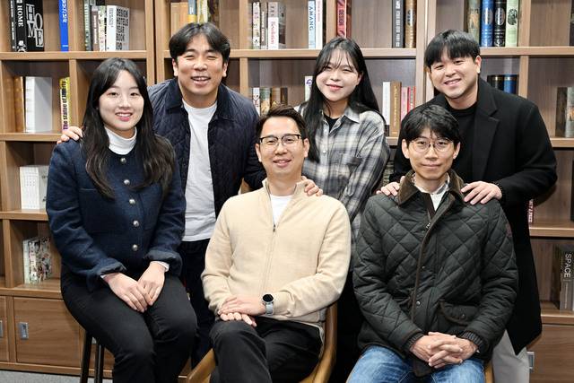 지역 경제(Economy)를 환경(Environment), 비용(Cost), 조직(Organization) 등 파트별로 살펴보기 위해 조직된 경기일보 K-ECO팀. (왼쪽 뒷줄부터 시계방향) 곽민규 디지털미디어국 차장, 이지민 경제부 기자, 민경찬 디지털미디어국 PD, 황호영 사회부 기자, 이호준 경제부장, 금유진 경제부 기자. 김시범 기자