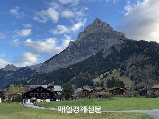 3000m가 넘는 고봉에 둘러싸인 마을 칸더슈테크 / 사진=홍지연 여행+ 기자