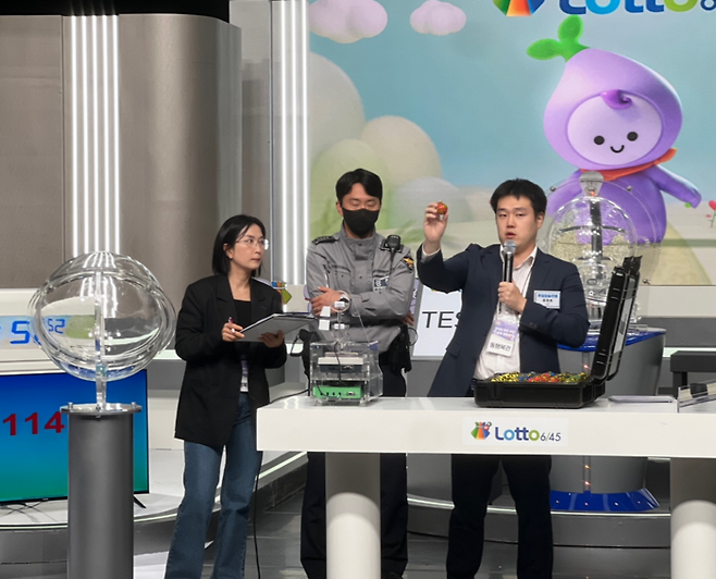 추첨볼은 총 5개 세트가 준비돼있으며, 보안을 위해 봉인(잠금장치)이 돼있다. 추첨볼 세트의 봉인 이상유무를 경찰관 입회하에 확인해 봉인을 해제한다.  지난주 봉인 시 기록해 둔 번호를 일일이 체크해 확인이 되면 봉인을 해제한다. [김민주 기자]