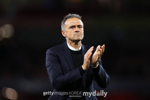 프랑스 매체 풋메르카토는 24일 '바이에른 뮌헨과의 경기를 앞두고 루이스 엔리케 감독이 미친 공격 전개를 펼쳤다. 루이스 엔리케 감독은 툴루즈전에서 공격수 4명을 배치했지만 누구도 자신의 역할을 제대로 이해하지 못하는 모습을 보였다'는 뜻을 나타냈다./게티이미지코리아