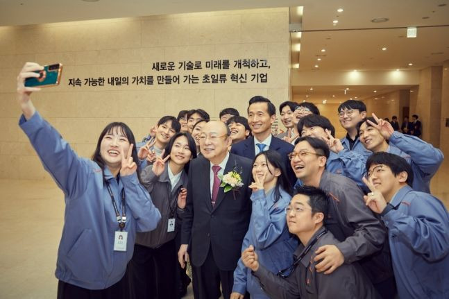 [서울=뉴시스]김승연 한화그룹 회장과 김동관 한화그룹 부회장이 최근 한화에어로스페이스 대전 연구·개발(R&D) 캠퍼스를 찾아 구성원들을 격려했다. (사진=한화그룹) 2024.04.04 photo@newsis.com *재판매 및 DB 금지