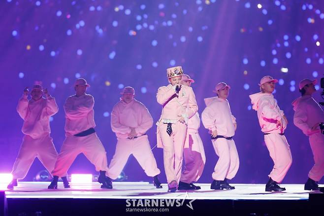 가수 지드래곤이 23일 일본 오사카 쿄세라 돔에서 열린 '2024 마마 어워즈'(MAMA AWARDS) 레드카펫 행사에 참석해 멋진 무대를 선보이고 있다. / 사진제공=CJ ENM /사진=김창현 chmt@