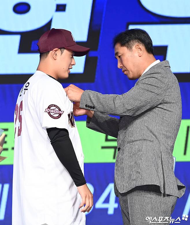 키움이 많은 기대를 하고 있는 구단 최초 전체 1순위 정현우(왼쪽). 엑스포츠뉴스 DB
