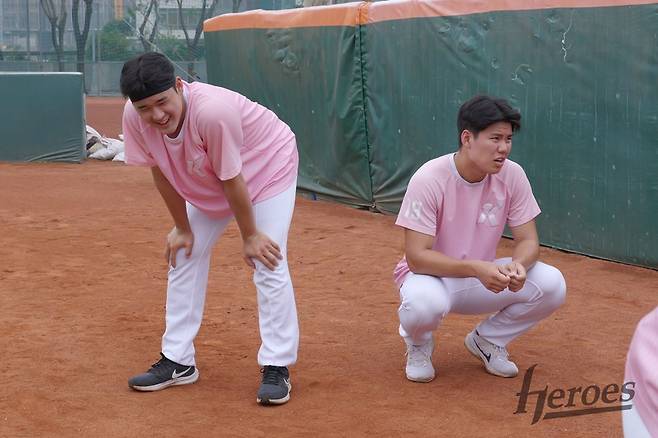 키움 투수 김윤하(오른쪽)는 지난 6일부터 대만 가오슝에서 열린 구단 루키캠프에 참가해 구슬땀을 흘리고 있다. 삼촌 박찬호의 조언 등에 힘입어 키움을 책임질 미래 선발 투수로 성장하고 있다. 키움 히어로즈