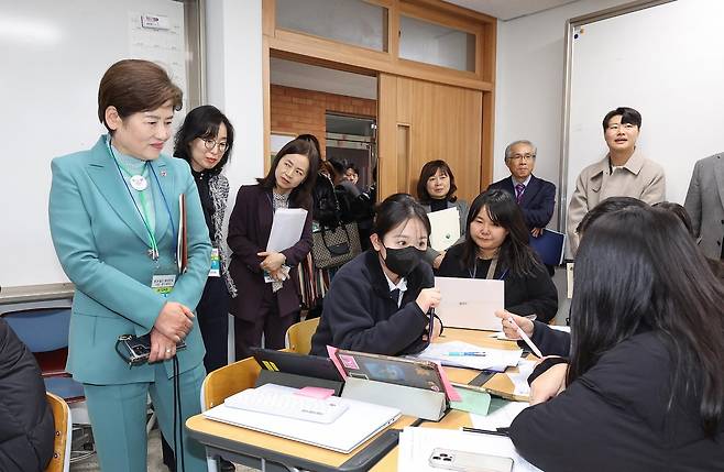 학생들의 토론을 지켜보는 강은희 대구시교육감(맨왼쪽) 경북대사대부고 제공