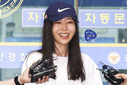 민희진 어도어 대표가 지난 7월 9일 오후 서울 용산경찰서에서 업무상 배임 혐의 관련 피고발인 조사를 마친 뒤 경찰서를 나서고 있다. 사진=뉴시스