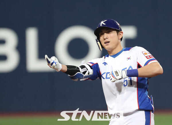 8일 오후 서울 구로구 고척스카이돔에서 열린 2019 세계야구소프트볼연맹(WBSC) 프리미어 12 예선 C조 대한민국과 쿠바의 경기, 6회말 2사 3루 상황에서 한국 이정후가 1타점 적시타를 친 후 기뻐하고 있다. 사진┃뉴시스