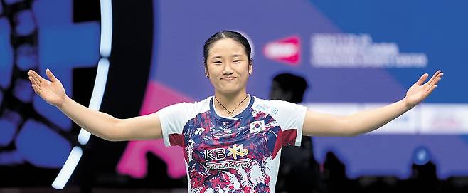 배드민턴 여자 단식 세계 1위 안세영이 24일 중국 선전에서 열린 세계배드민턴연맹(BWF) 월드투어 수퍼 750 중국 마스터스 여자 단식 결승에서 중국의 가오팡제를 꺾고 우승을 확정한 뒤 기뻐하고 있다. /AP 연합뉴스