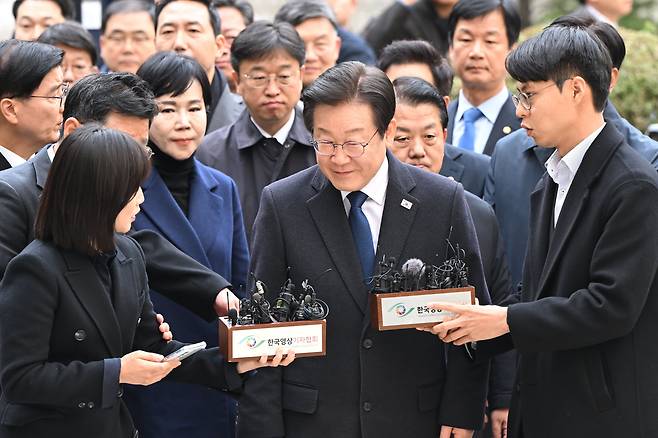 위증교사 혐의로 재판을 받는 이재명 더불어민주당 대표가 25일 오후 2시 서울 서초구 중앙지방법원에서 열리는 선고 공판에 출석하고 있다./사진공동취재단