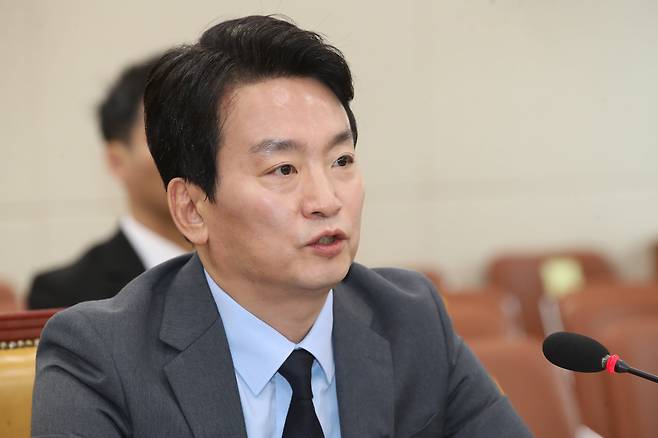 박장범 한국방송공사(KBS) 사장 후보자가 11월 20일 국회 과학기술정보방송통신위원회에서 열린 인사청문회에 출석해 의원 질의에 답하고 있다. /뉴스1