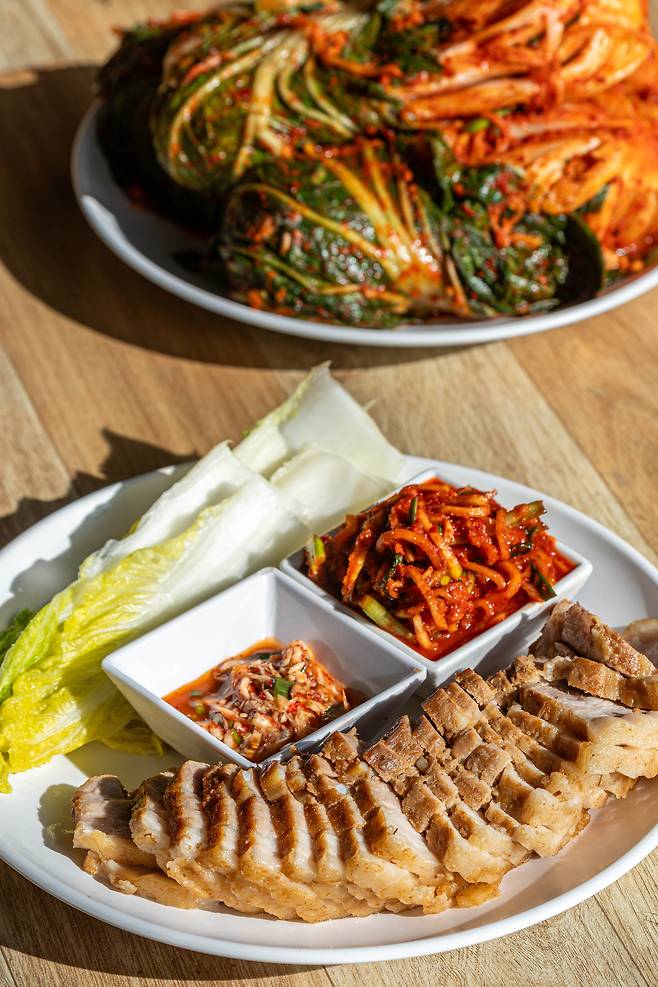 김장 체험 후 이어지는 중식엔 수육과 갓 담근 김치, 시골식 반찬들이 기다린다. 조리를 담당하는 마을 어르신들이 배식해주지만, 원하는 만큼 맛볼 수 있다. 수육과 김치 보쌈 조합은 꿀맛이다. / 임화승 영상미디어 기자