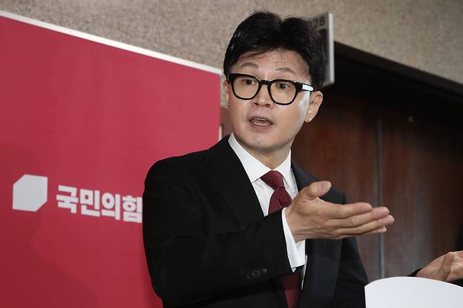 한동훈 국민의힘 대표가 25일 오전 서울 여의도 국회에서 최고위원회의를 마친 뒤 당원 게시판 논란과 관련해 취재진의 질문에 답하고 있다. /뉴스1