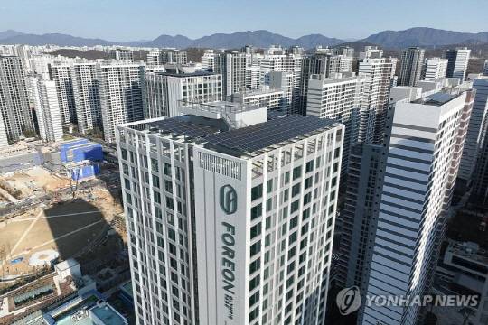 오는 27일 입주를 앞둔 서울 강동구 '올림픽파크포레온(옛 둔촌주공)' 단지 모습. '올림픽파크포레온'은 전체 가구 수가 1만2032가구에 이르는 단일 단지 기준 국내 최대 규모 아파트 단지다. [연합뉴스]