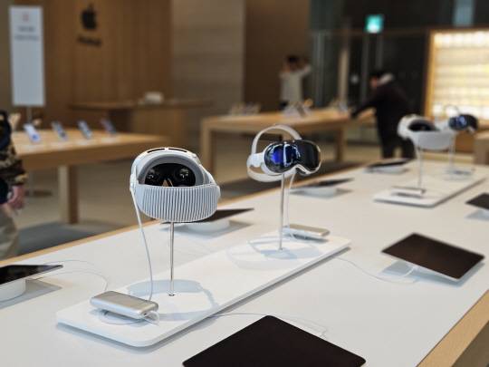 서울 중구 애플스토어 명동에 전시된 '비전 프로'. 김나인 기자