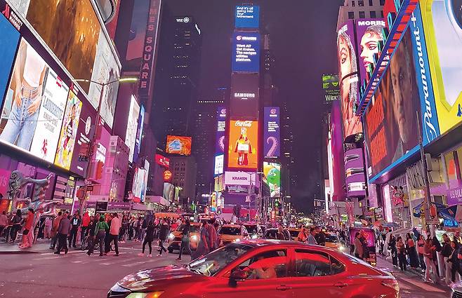 9월 29일 미국 뉴욕 타임스스퀘어 브로드웨이가 사람으로 북적이고 있다. /김효선 기자