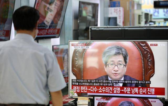 2020년 7월 16일 오후 서울 용산구 용산전자랜드 가전제품 매장에서 한 시민이 이재명 당시 경기도지사의 공직선거법 위반 관련 사건 대법원 선고 생방송을 시청하고 있다. 뉴스1