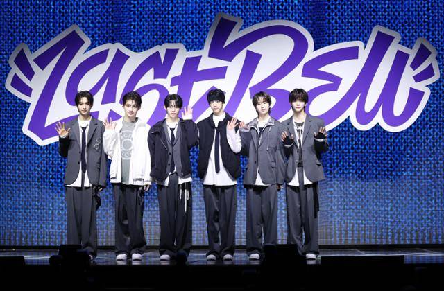 그룹 투어스가 25일 서울 용산구 한남동 블루스퀘어 마스터카드홀에서 첫 싱글 '라스트 벨' 발매 기념 미디어 쇼케이스를 개최했다. 연합뉴스