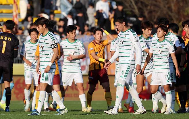 <yonhap photo-3937=""> 무승부로 경기 마친 전북 현대 (광주=연합뉴스) 조남수 기자 = 24일 광주축구전용경기장에서 열린 K리그1 광주FC와 전북 현대의 경기. 전북 현대 선수들이 1-1 무승부로 경기를 마치고 그라운드를 나서고 있다. 2024.11.24 iso64@yna.co.kr/2024-11-24 16:24:55/ <저작권자 ⓒ 1980-2024 ㈜연합뉴스. 무단 전재 재배포 금지, AI 학습 및 활용 금지></yonhap>